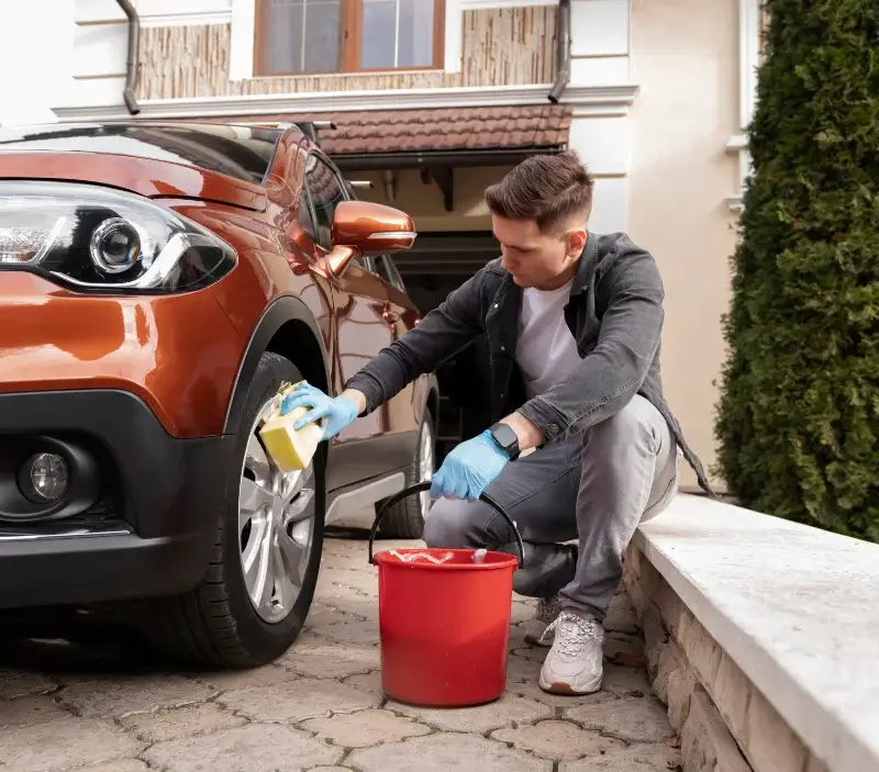 Lavage auto à domicile Saint-André-sur-Cailly : professionnel intervenant sur un véhicule